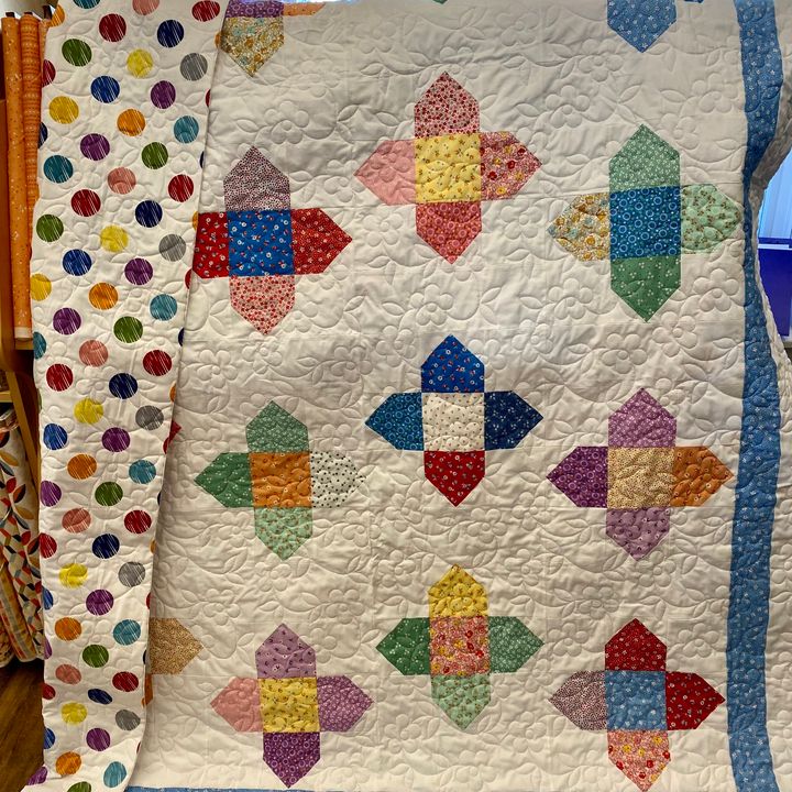 Violets were quilted on this quilt with Peacock Glide Thread.
#kqs #kawarthaquiltingandsewing #Gammillquilting #longarmquilting #glidethread #habanddash #hobbsbatting