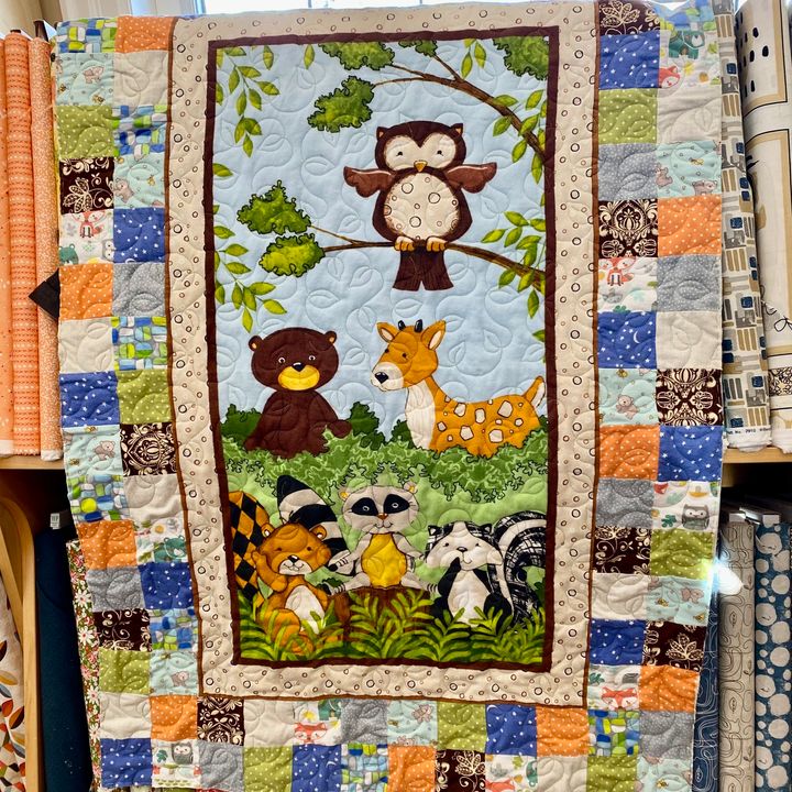 Aspen Leaves was quilted with Celery Glide thread for this quilt.
#kqs #kawarthaquiltingandsewing #Gammillquilting #longarmquilting #glidethread #habanddash #hobbsbatting