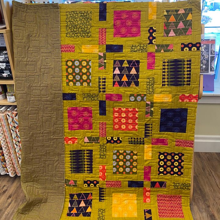 Bauhaus was quilted with Prickly Pear Glide thread on this quilt.
#kqs #kawarthaquiltingandsewing #Gammillquilting #longarmquilting #glidethread #habanddash #hobbsbatting