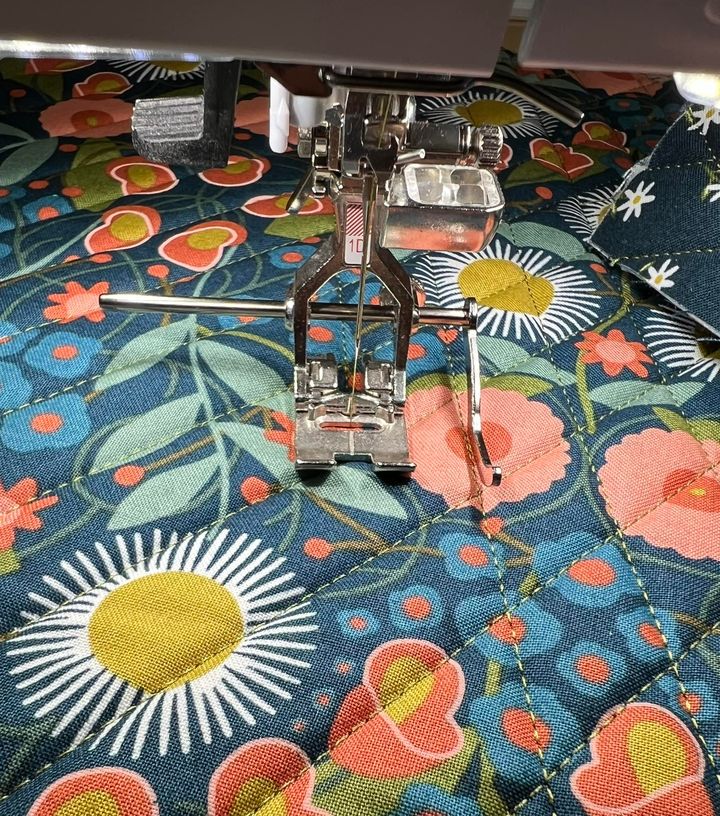 Here is the quilting guide in action. You probably have one with your sewing machine. Pull it out and give it a try.
#BERNINACanada