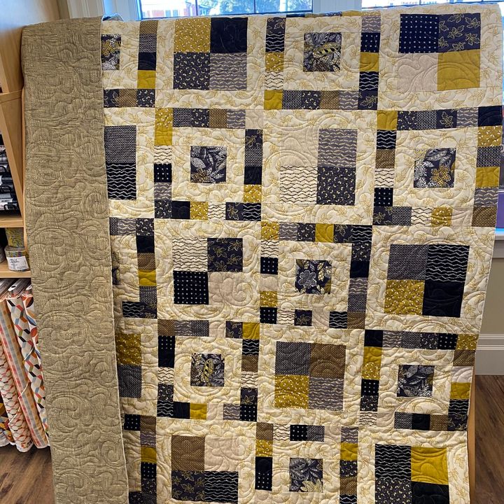 Vegas Gold Glide thread was used to quilt Oaken on this quilt.
#kqs #kawarthaquiltingandsewing #Gammillquilting #longarmquilting #glidethread #habanddash #hobbsbatting