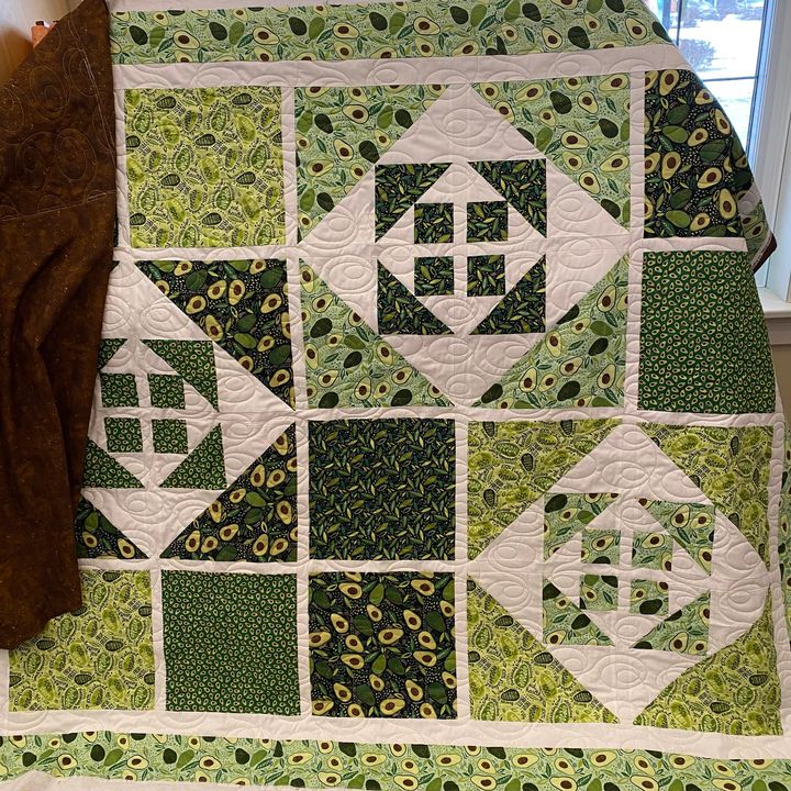 Celery Glide thread quilted Double Loops on this quilt. We stretched the pattern a bit and it looks like more avocados all over it.
#kqs #kawarthaquiltingandsewing #Gammillquilting #longarmquilting #glidethread #habanddash #hobbsbatting