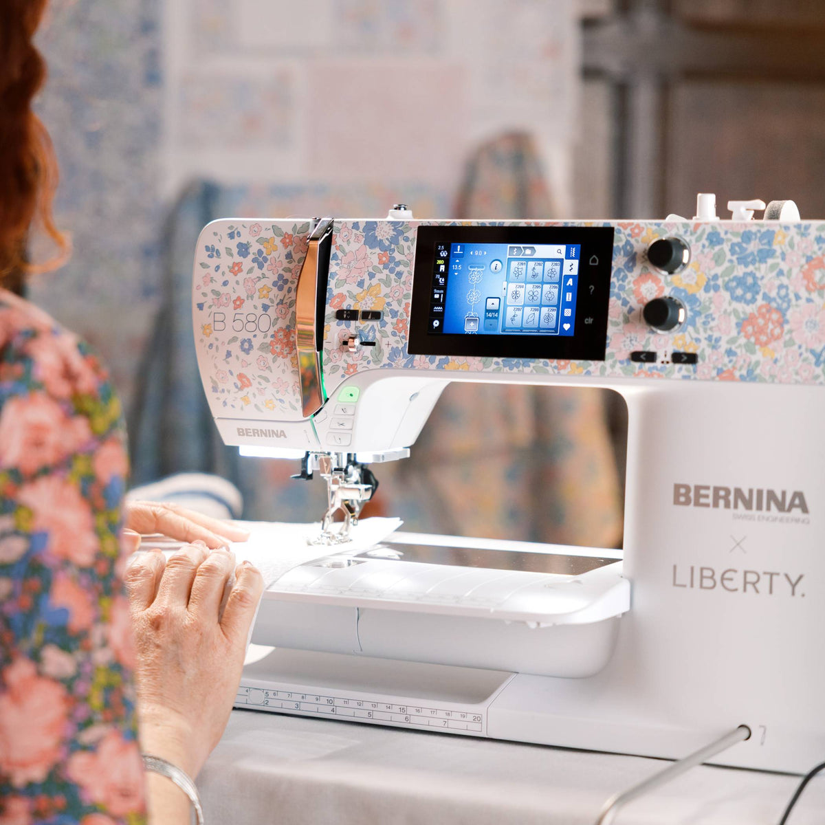 BERNINA 580 Liberty Edition - in use with slide-on table and knee lifter
