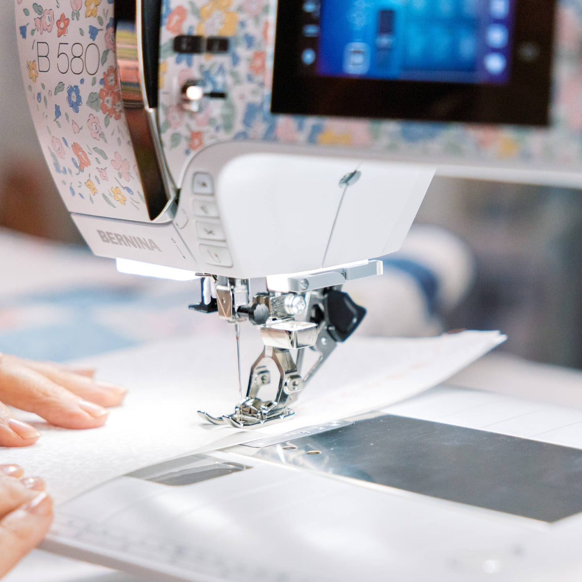 BERNINA 580 Liberty Edition - needle, presser foot and Dual Feed sewing close-up