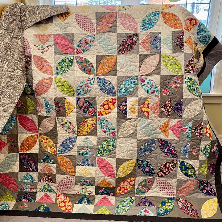 Sterling Glide thread was used to quilt Sugar and Spice on this quilt.

#kqs #kawarthaquiltingandsewing #Gammillquilting #longarmquilting #glidethread #habanddash #hobbsbatting