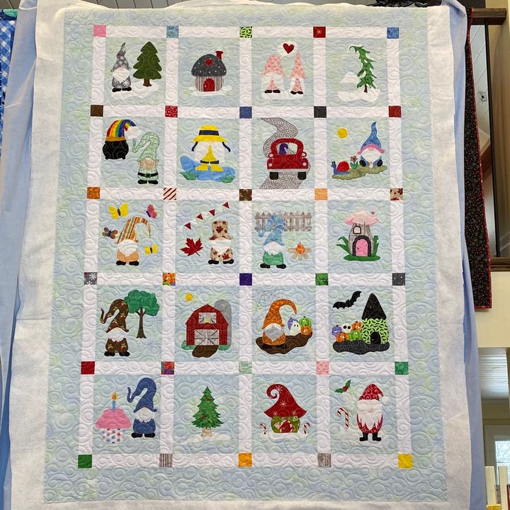 Such a cute quilt. We quilted it with Curlique and Linen Glide thread.

#kqs #kawarthaquiltingandsewing #Gammillquilting #longarmquilting #glidethread #habanddash #hobbsbatting