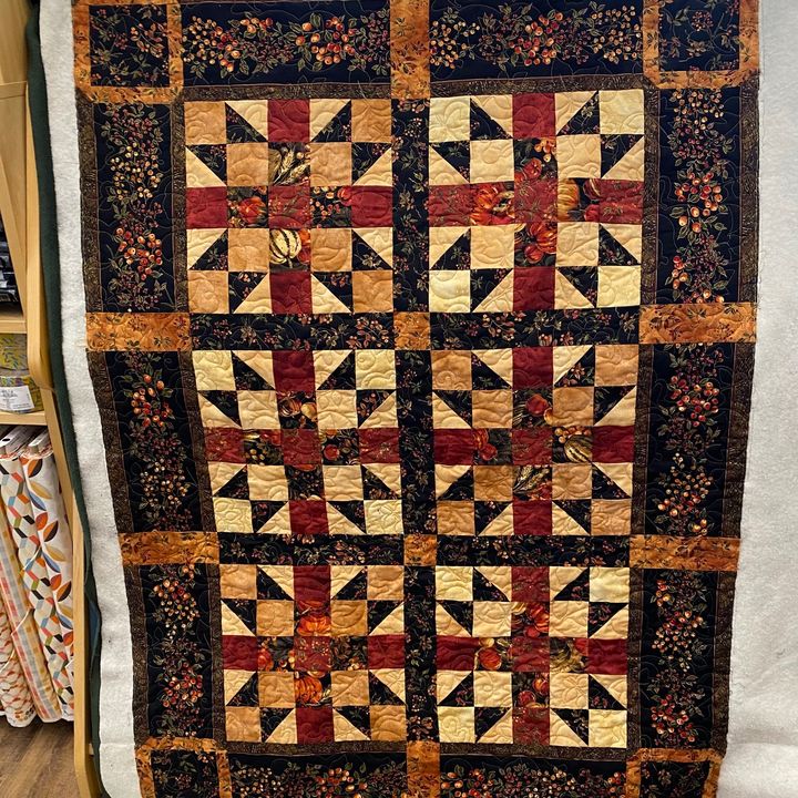 Vegas Glide thread was used to quilt Autumn Leaves and Acorns on this quilt.

#kqs #kawarthaquiltingandsewing #Gammillquilting #longarmquilting #glidethread #habanddash #hobbsbatting