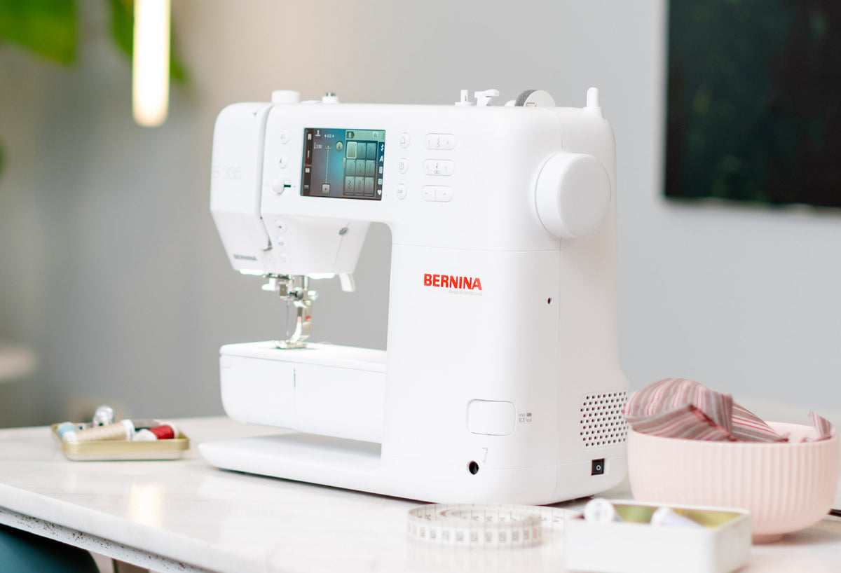 BERNINA 335 - Gen. 2 touchscreen model viewed from the handwheel side