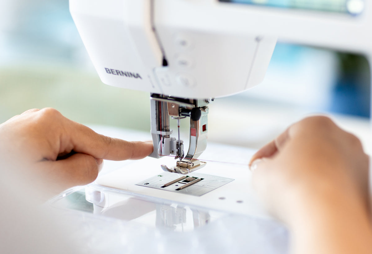 BERNINA 335 - Gen. 2 needle and presser-foot work area close-up