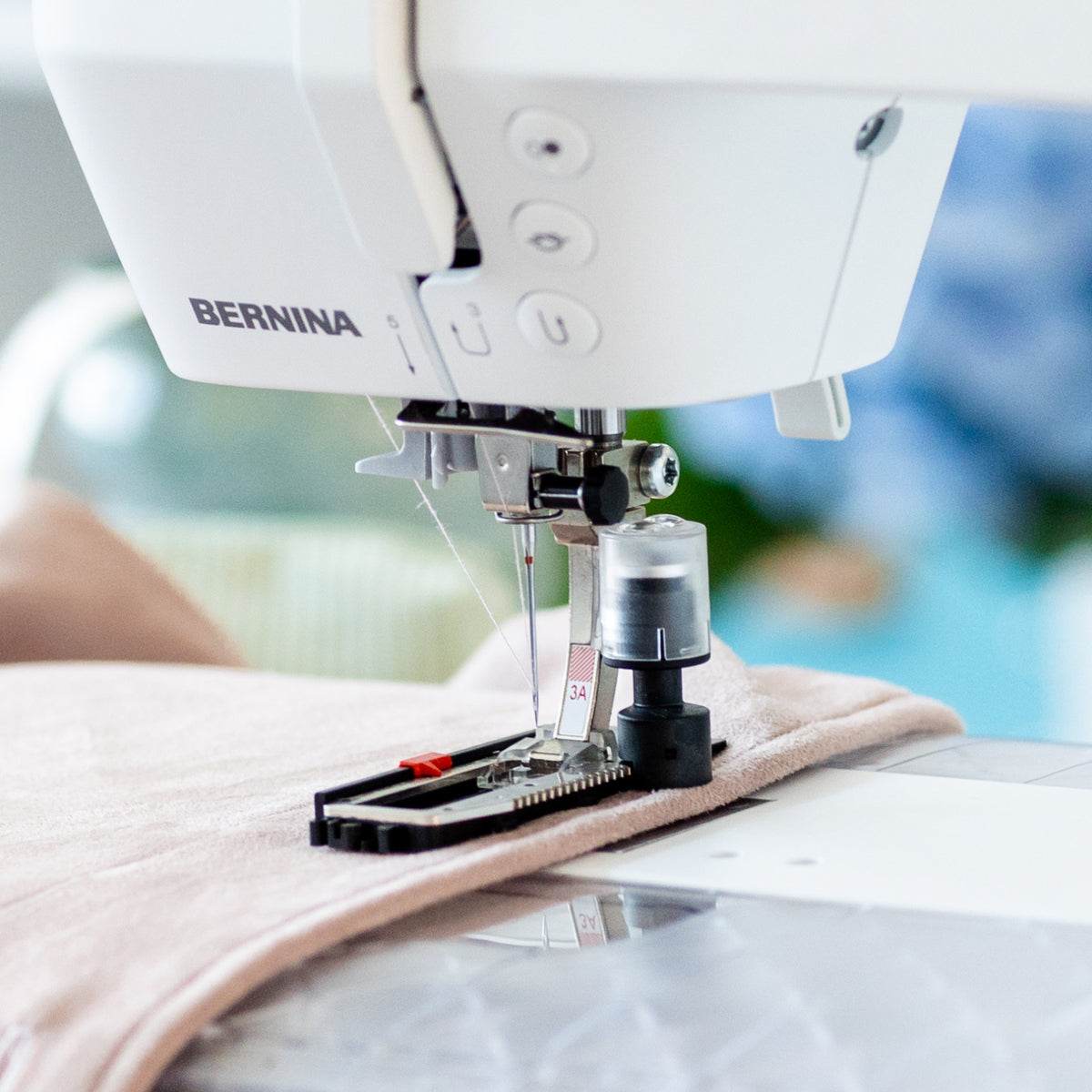 BERNINA 335 - Gen. 2 buttonhole foot stitching a buttonhole close-up